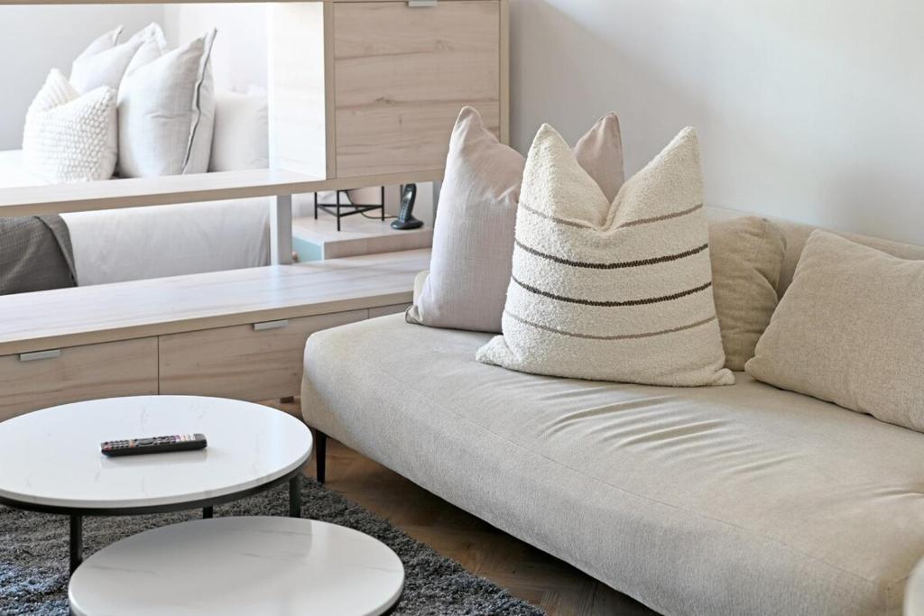 Imra - 1 Bed Hideaway in High-Rise with City Views
