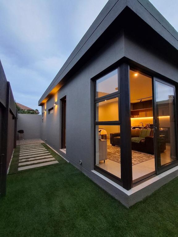 King size bed-NO loadshedding-Free Wi-Fi