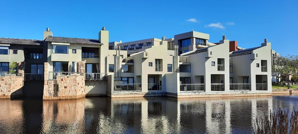 Lakeside Apartment in Oubaai Golf Estate