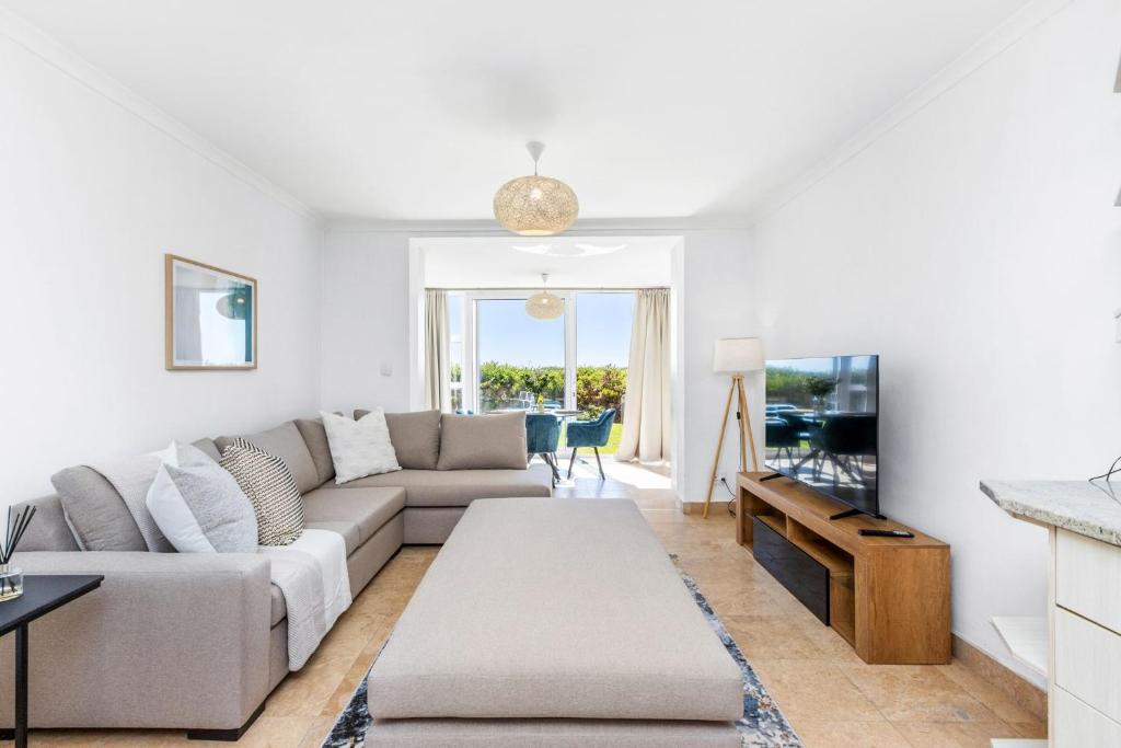 Leisure Bay 125 by Host Agents