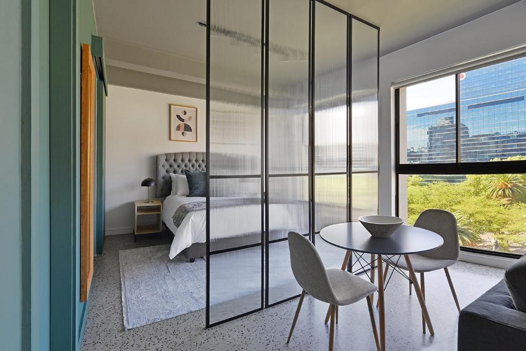 Lily - Modern city apt with views!