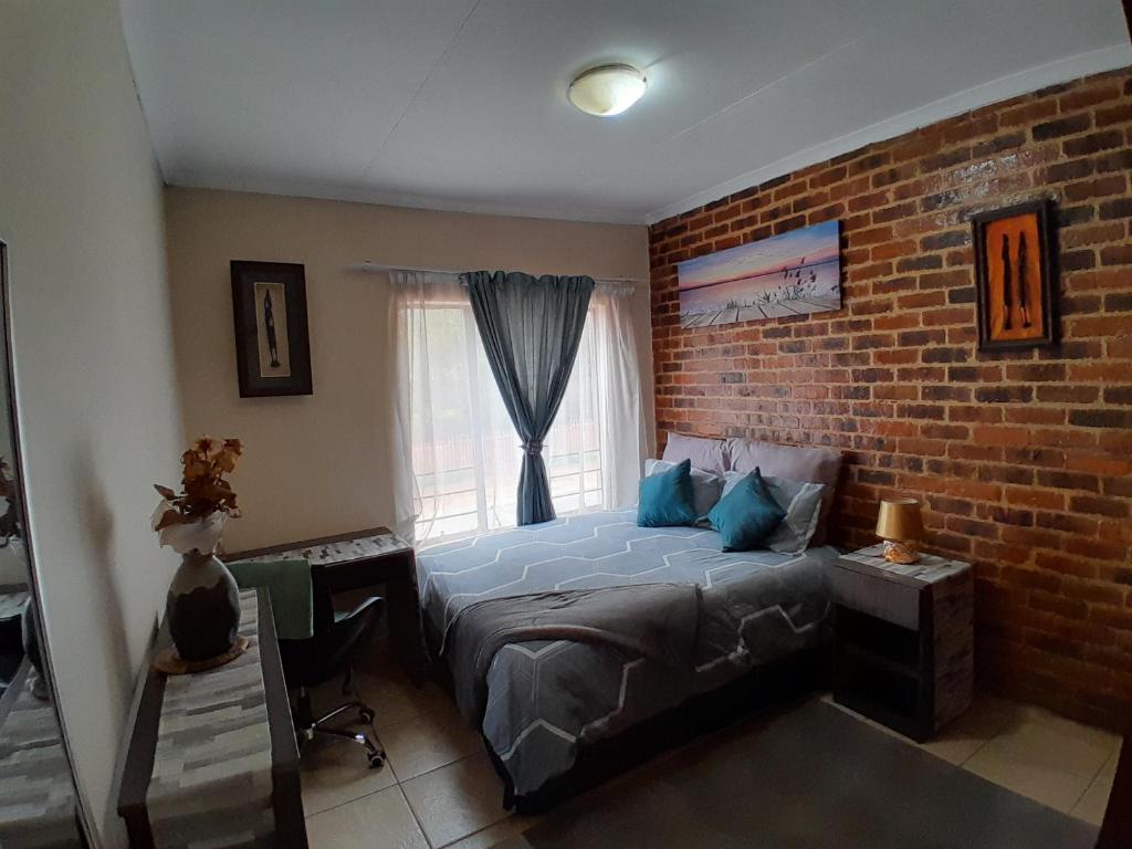Lovely 1-bedroom in secure complex with pool