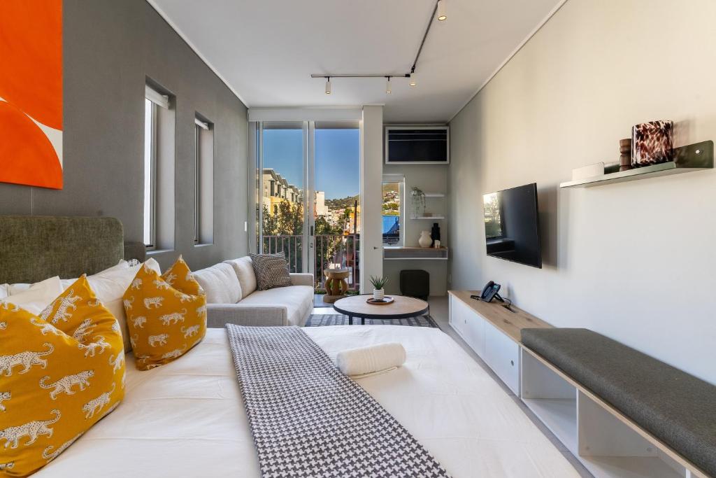 The Rose 307: Modern City Apartment with Pool