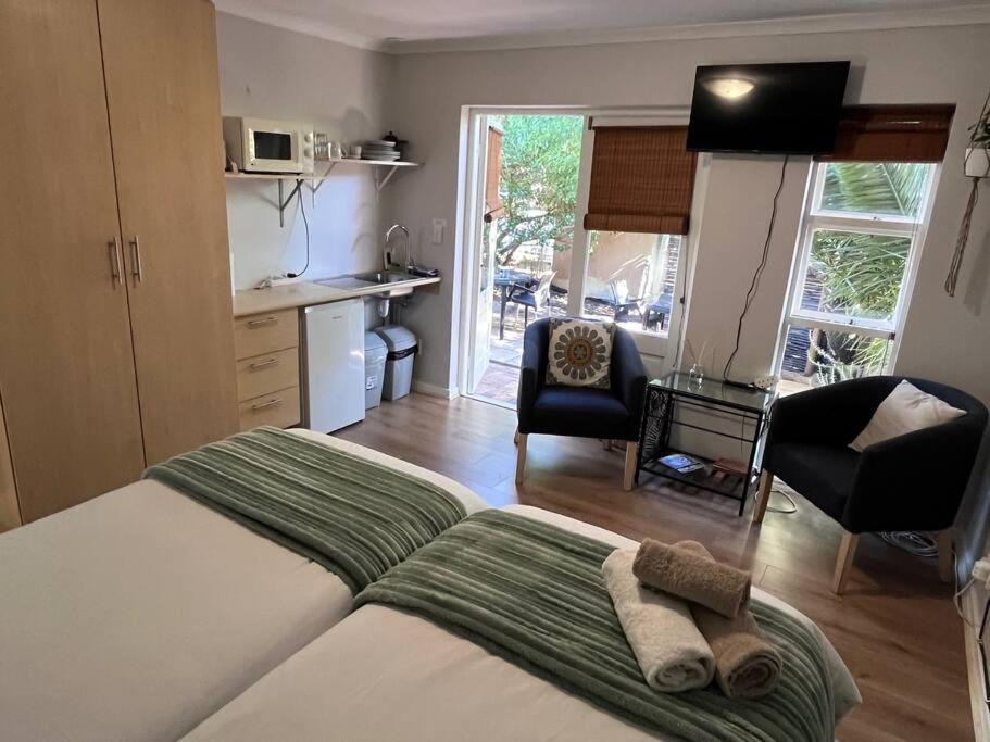 Lovely Garden Studio 5 - 10 min walk to the beach