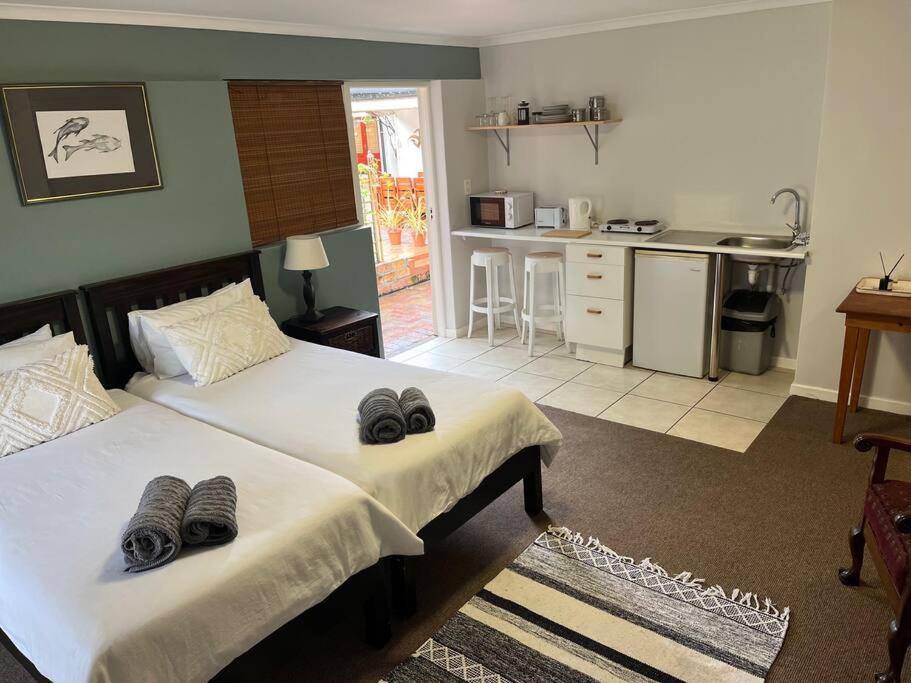Lovely Garden Studio1 - 10 minute walk from beach