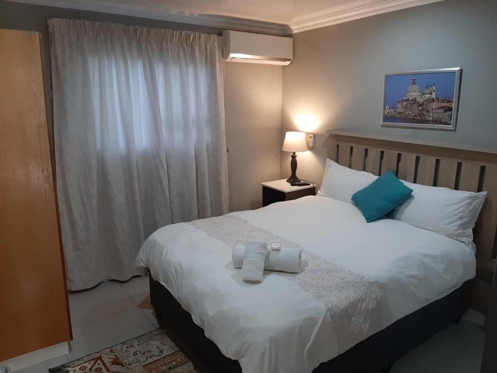Lux Rooms on 37