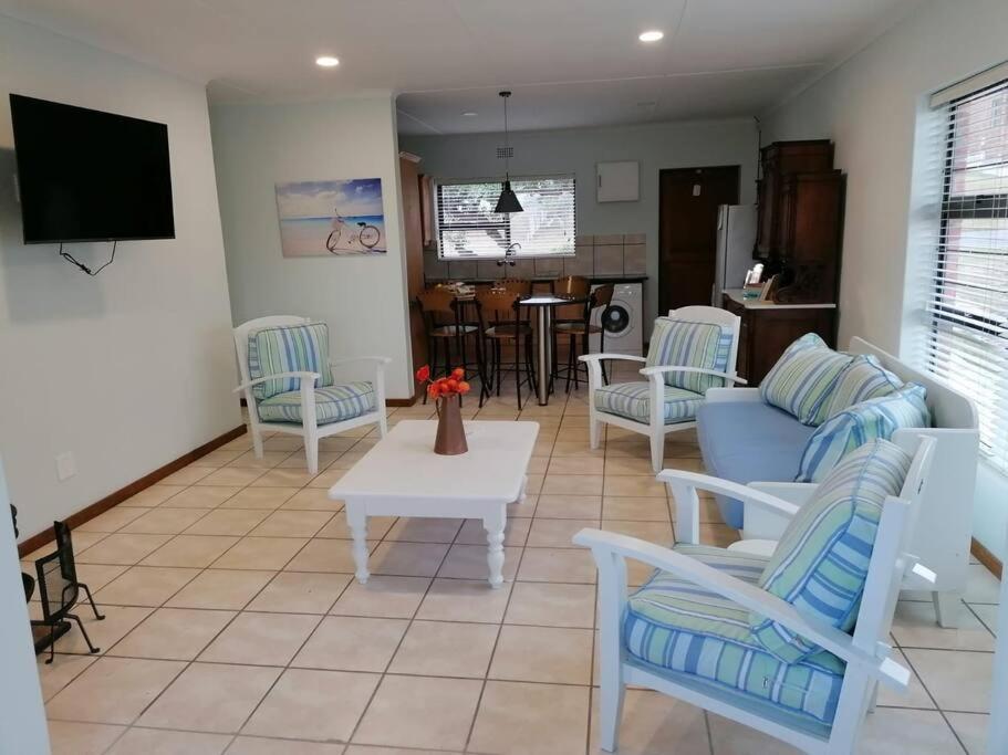 Travellers Treat Luxurious House sleeps 8, just minutes from the oceans