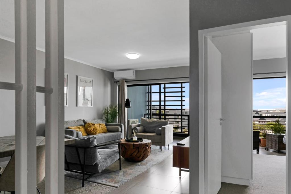 Two Bedroom Luxury Apartment, Century City - BackUp Power