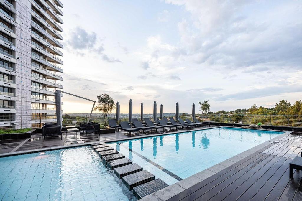 Luxury apartment sandton no loadshedding Dstv