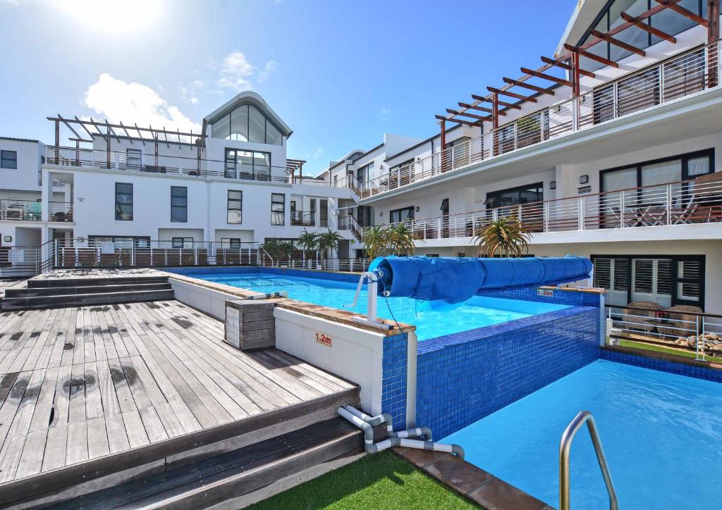 Luxury Beachfront w swimming pool- , 111 Azure on the Bay, Big Bay, Cape Town