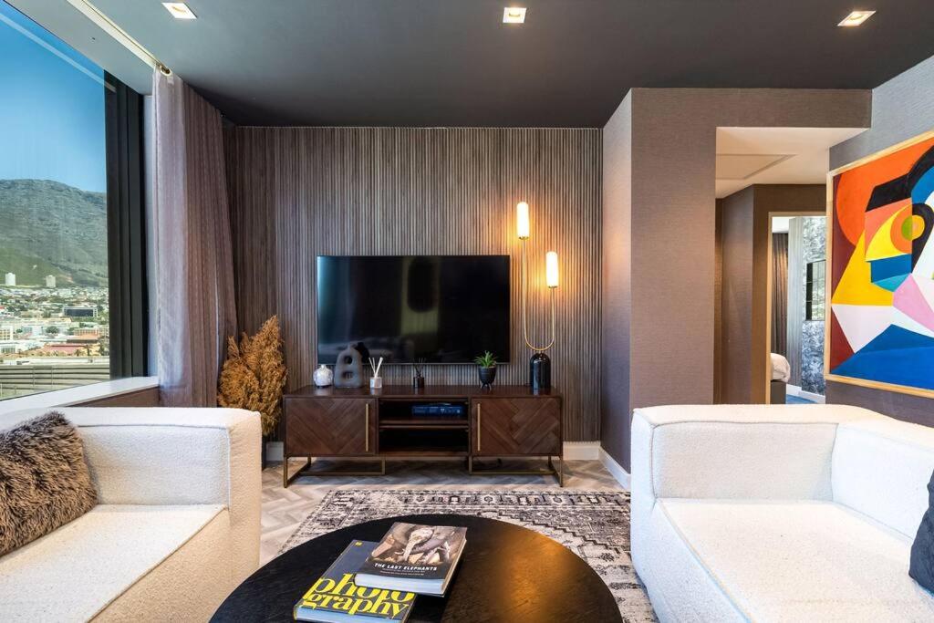 Luxury Elegant Designer two bed - AC & Views