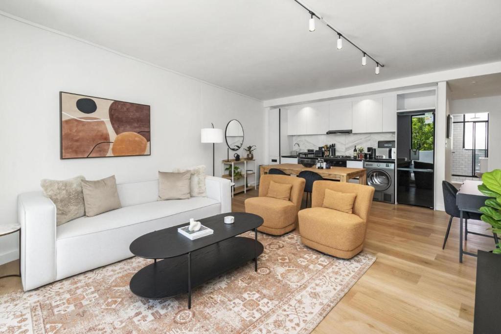 Modern 2-Bed Apartment in Claremont with Balcony