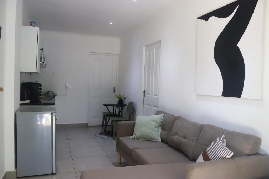 Angazi Guesthouse Unit 3 - Modern 2 Bedroom Apartment with Pool