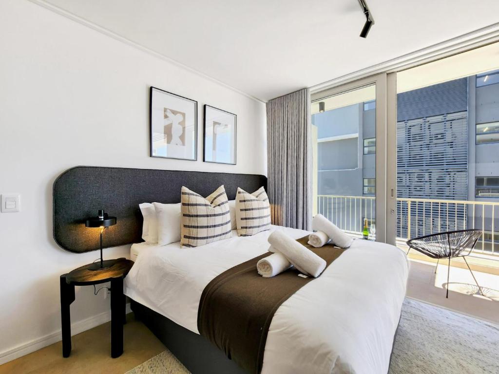 Modern 2-Bedroom in Green Point with Pool & Parking