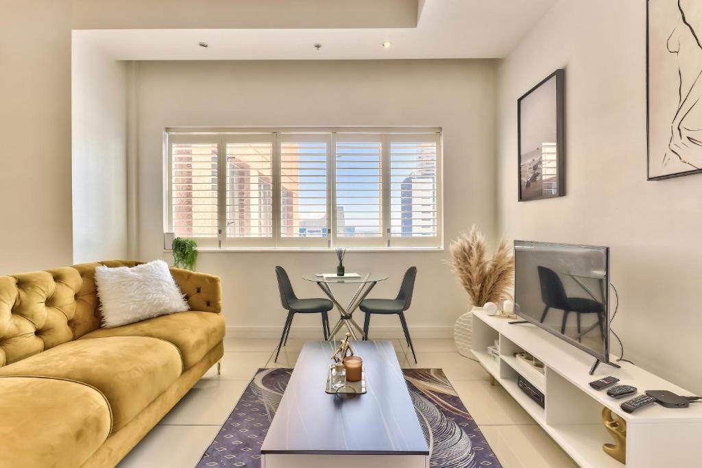 Urban Oasis Suite- Modern Comfort Meets Hotel Lux