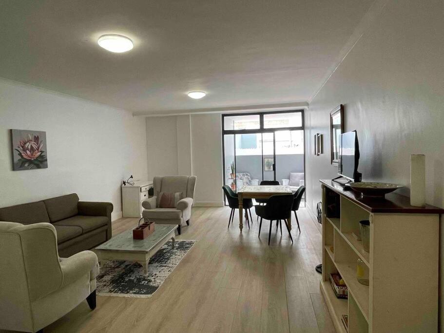 Modern apartment with pool & gym