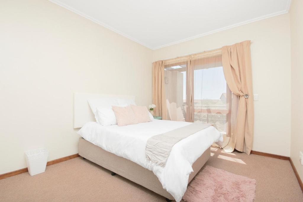 Modern One-Bedroom Flat in Fourways - Ideal for Professionals