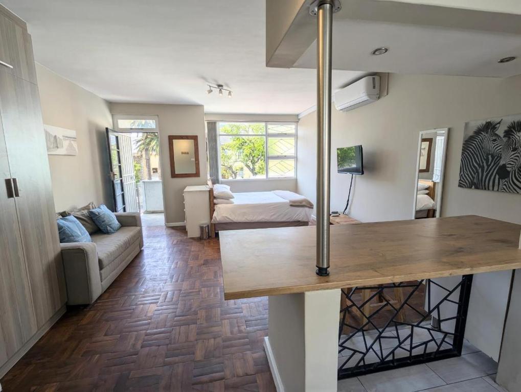 Modern Studio with Balcony & Parking in Gardens