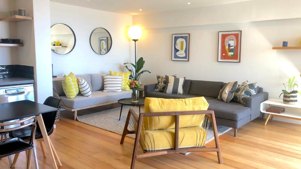 Mountain and Harbour Views - Grand Vue Cottage