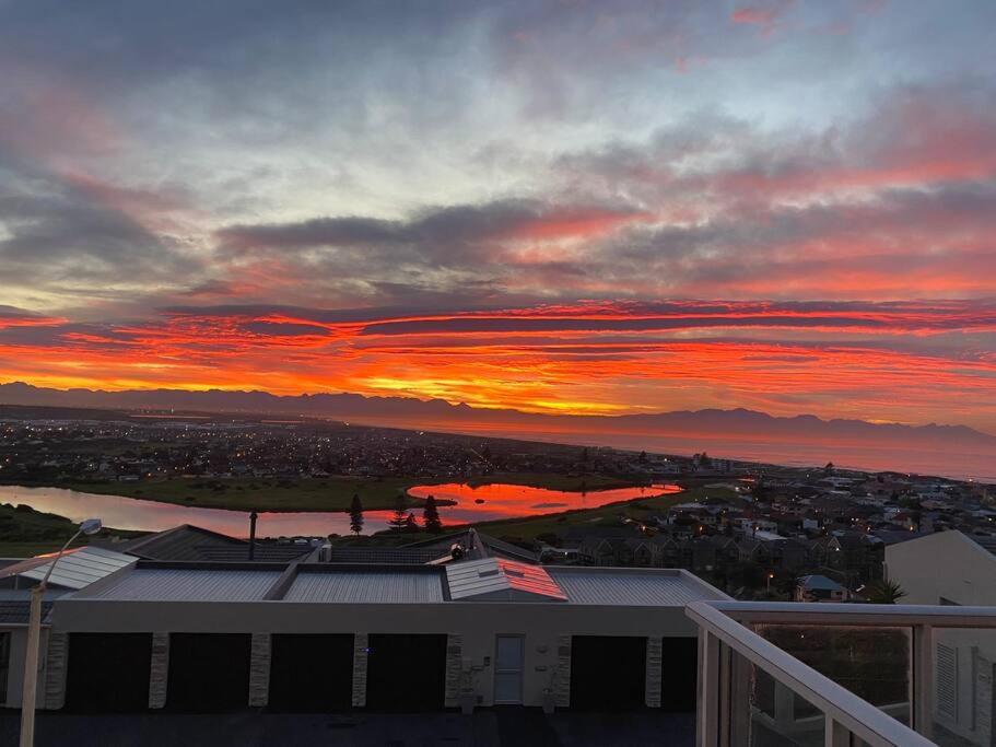 Mountainside Sea View Apartment In Muizenberg