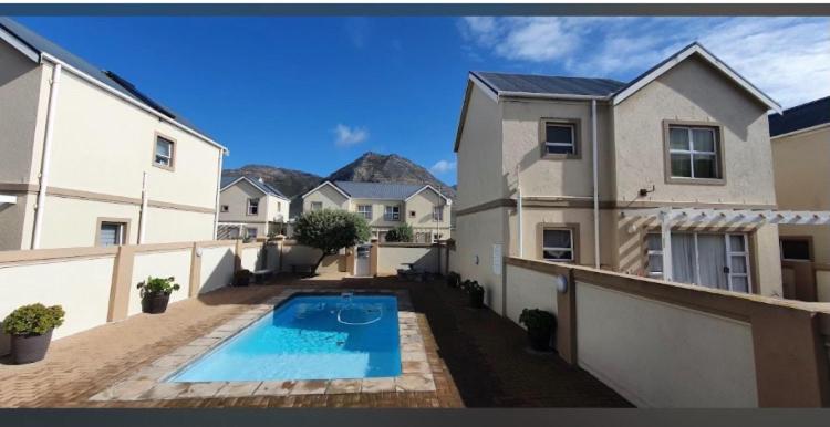 Stylish Coastal Retreat near Surfers corner - Muizenberg