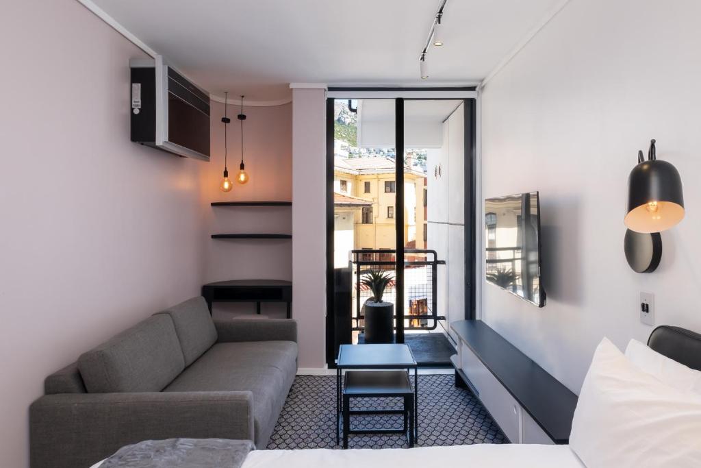 Flamingo 205: Modern Apt with Balcony