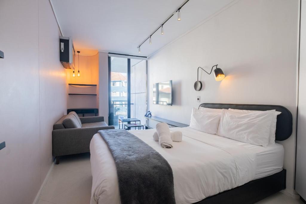 Flamingo 208: Modern Apt with Balcony