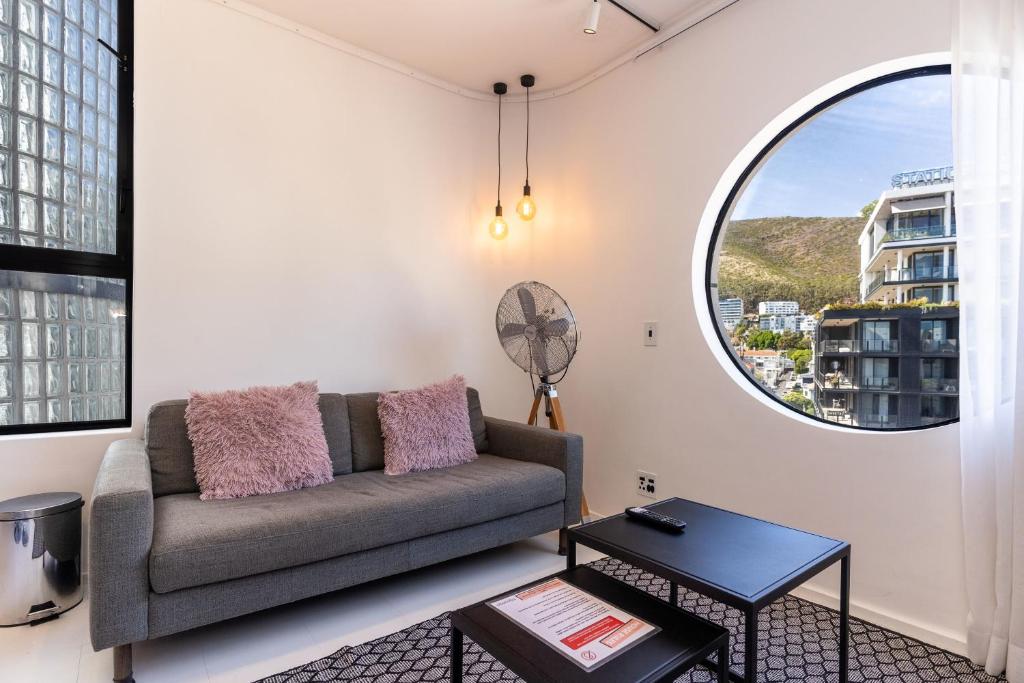 The Flamingo703: Spacious Corner Unit in Sea Point