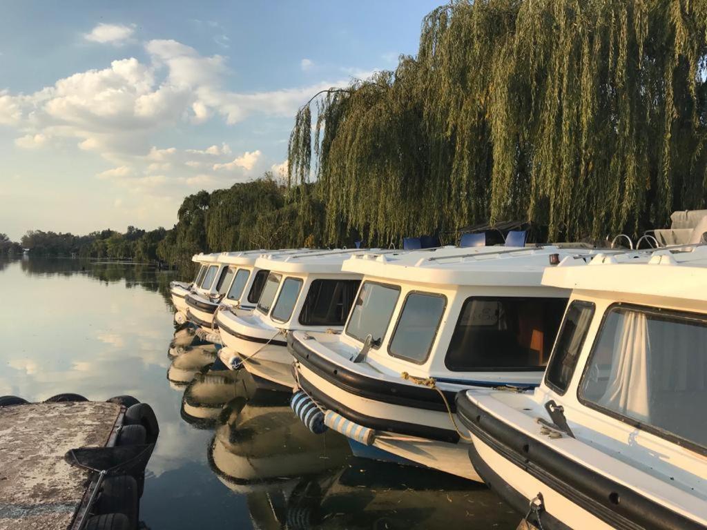 Old Willow Houseboats