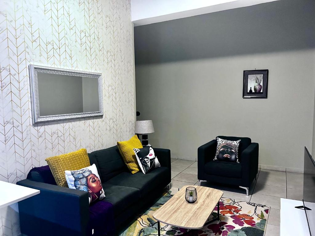 Neat and cozy apartment in central Rosebank with unlimited Wi-Fi and backup power