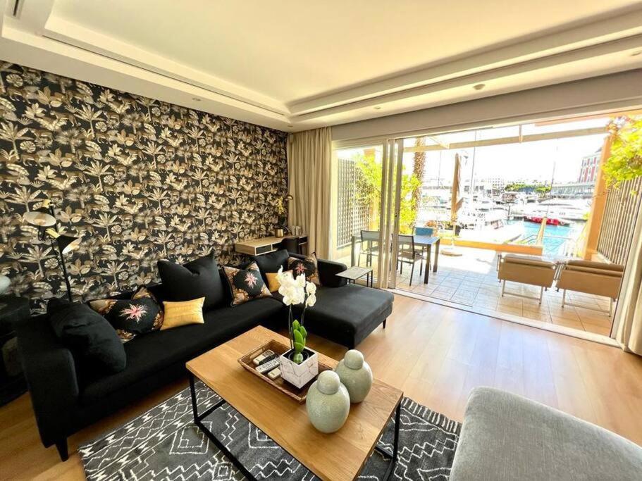 Parama 003 Secure, Luxurious Waterfront Apartment