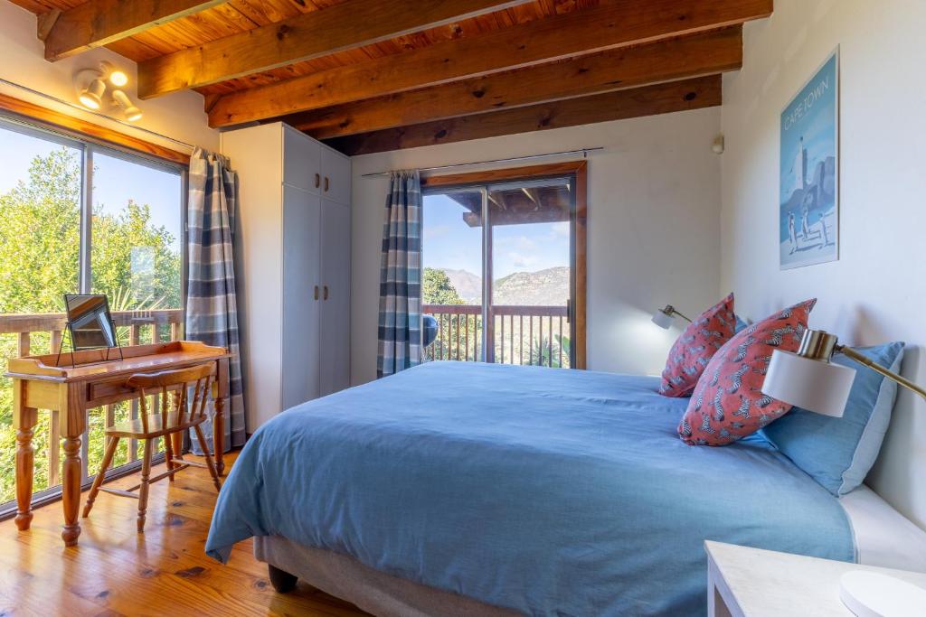 Lark House, Peaceful Mountain Home with Ocean Views and Power Backup
