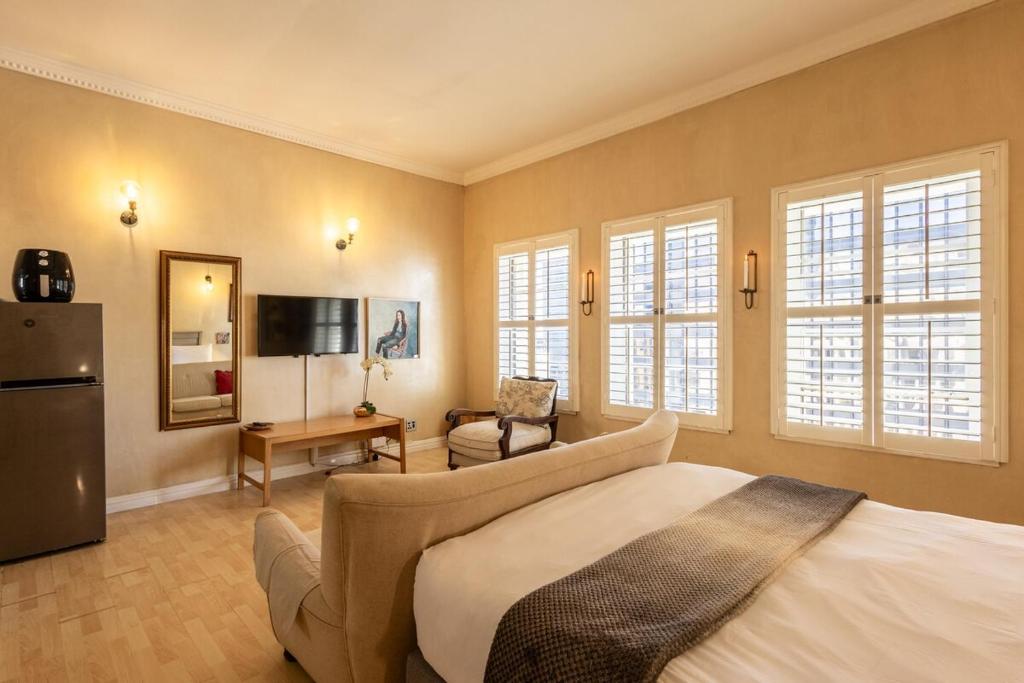 Romantic Studio - Fully Equipped, City Views