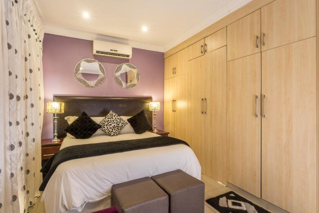 Room in Guest room - Ezulwini Guest House - Queen Room with Balcony for 2 guests in Ballito