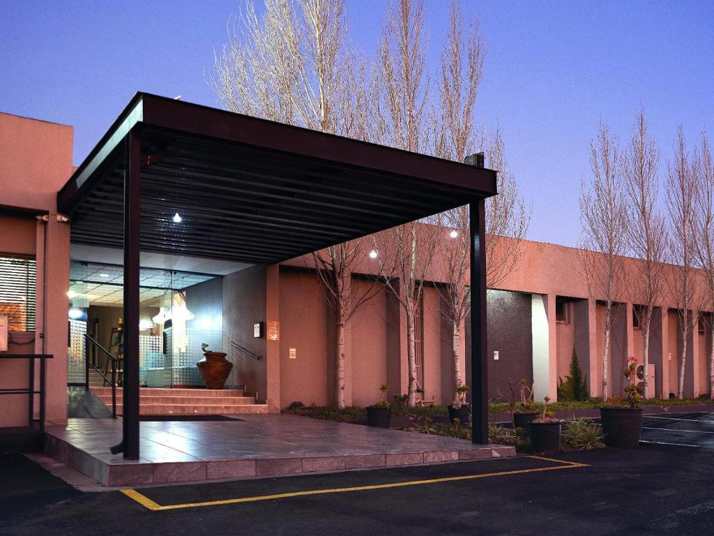 Q's Evander Hotel & Apartments