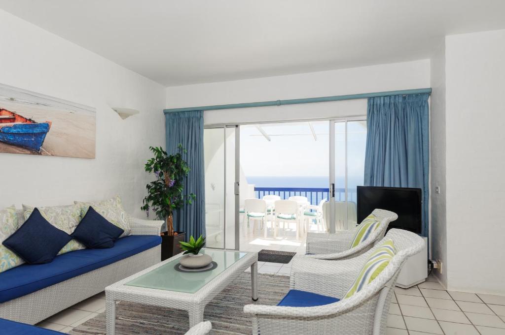 Santorini Akrotiri 30 - Family only