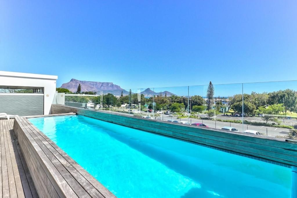 Sea and Sun-Table Mountain views Wifi Parking!