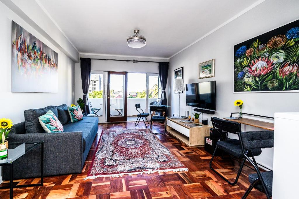 Heylon Sea Point luxury spacious one bedroom apartment queen size bed & inverter