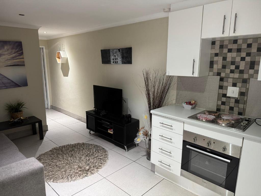 Secure cottage with Wifi and PLEX OR Tambo Airport