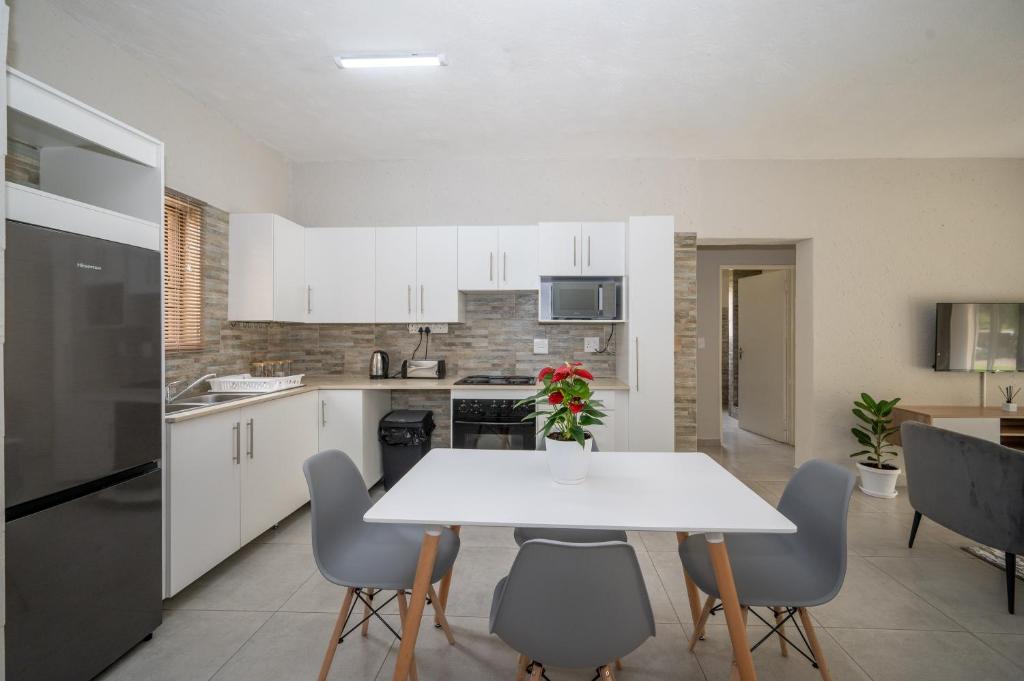 Self checkin - Modern 2 Bedroom Retreat - 103