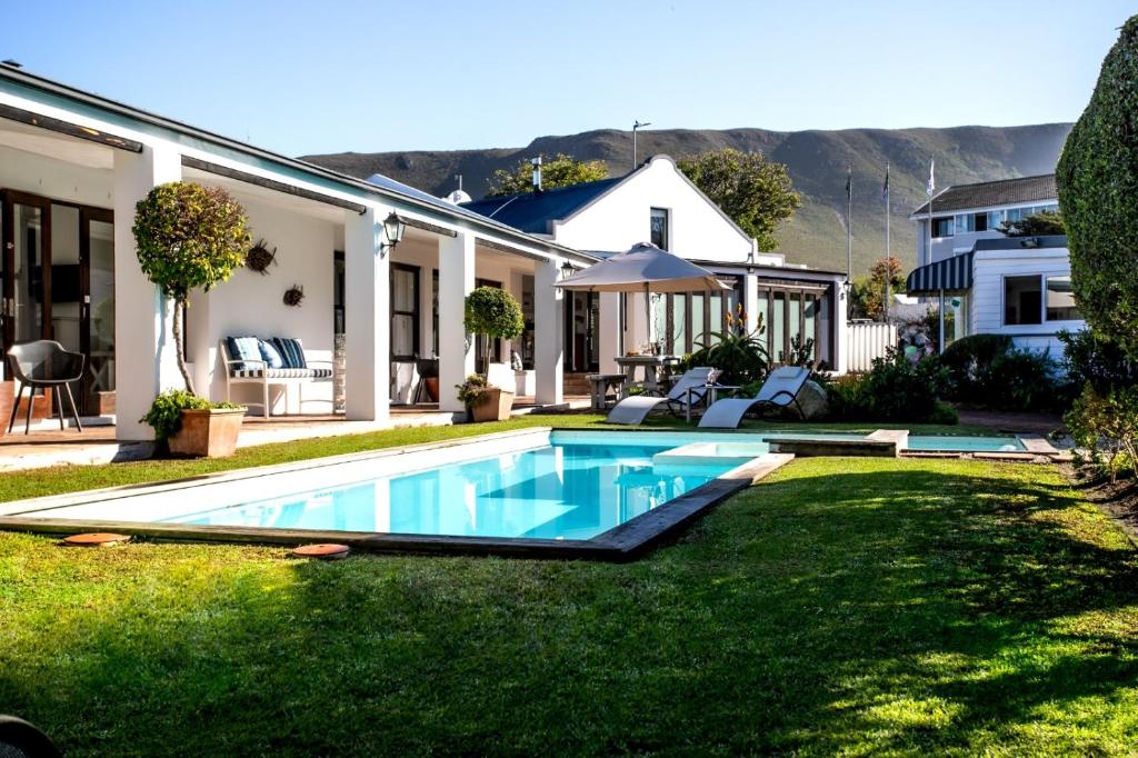 Sixteen Guesthouse on Main