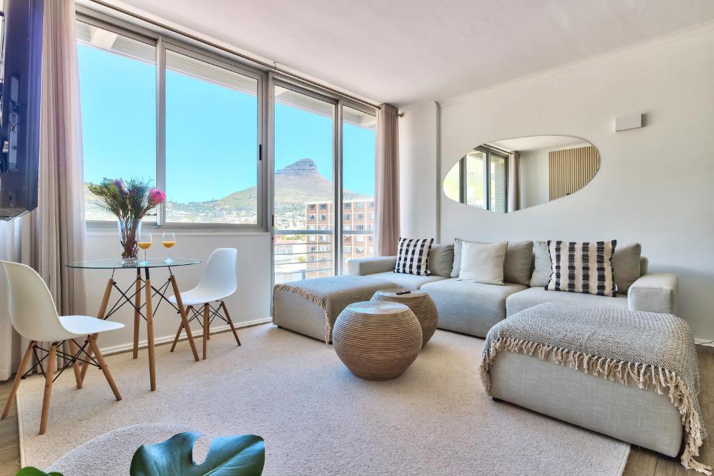 Spacious 2 Bedroom Apartment with Table Mountain View