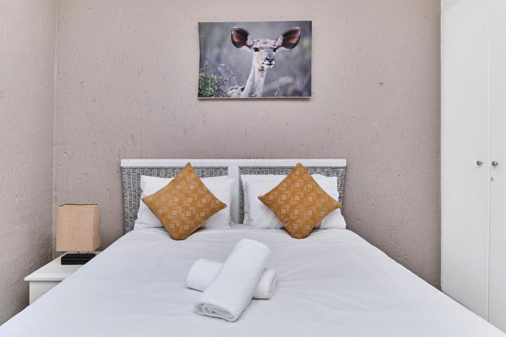 Modern & Cozy 2Bed Apartment in Central Broadacres with WiFi , Netflix, Pool & Braai area
