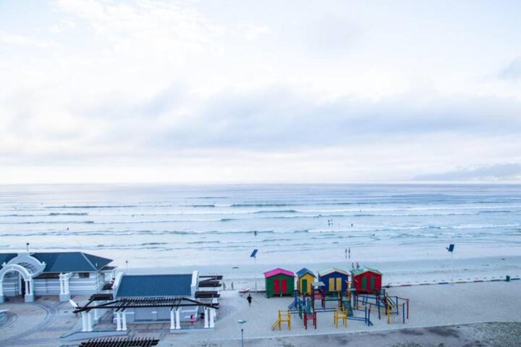 Spacious Surfers Corner Beach Apartment