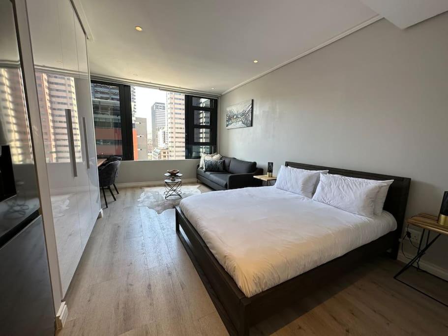 1311 Studio in Central Cape Town, Wi-Fi, pool, free parking
