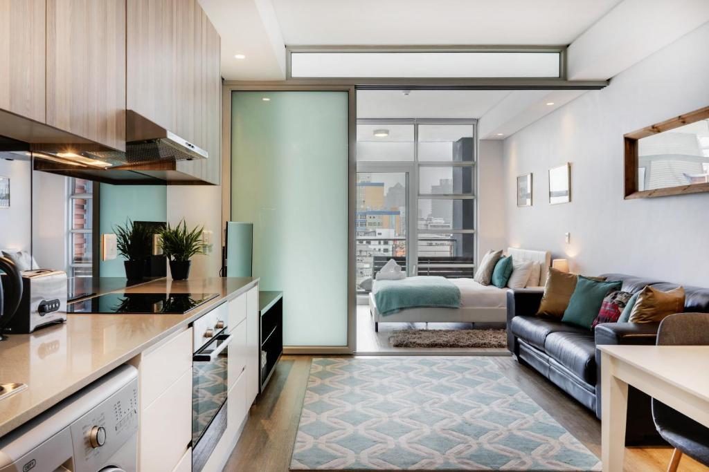Backup-Powered Stylish Central Apartment near Table Mountain