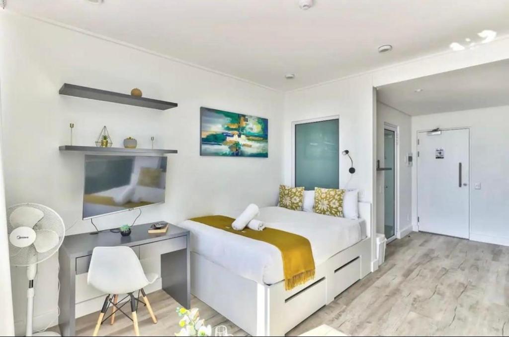 Modern Luxe Getaway for 2 with Stunning Cape Town Views, Fast WiFi, Queen Bed, Voice Control, Chic & Stylish Comfort