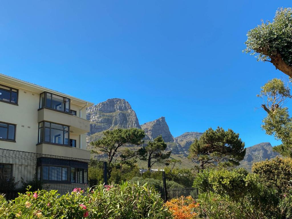 Sundrenched 2 bed 2 bath apartment + sea views