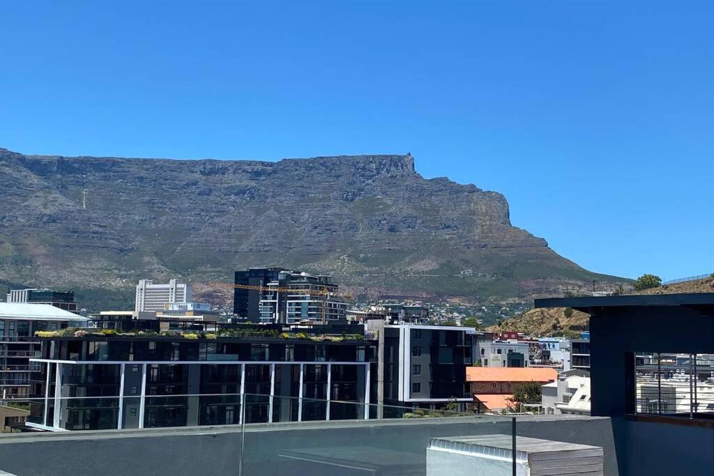 Modern Apartment in The Docklands, de Waterkant, Cape Town stunning views, gorgeous pool deck