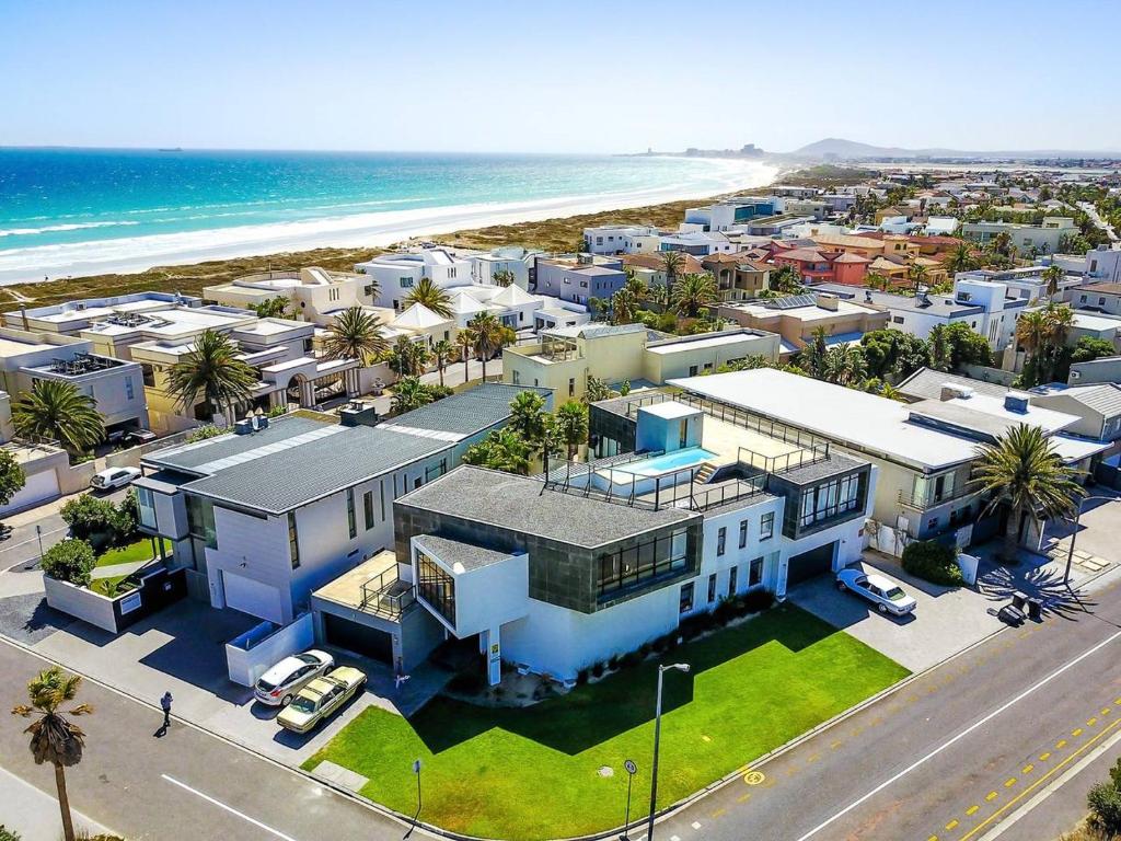 Rooftop Pool Villa - Walk to Beach, Mountain Views! Sunset Mansion, Cape Town